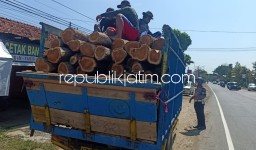Unit Turjawali Satuan Lantas Polres Ponorogo Tilang Truk Yang Mengangkut Orang
