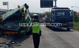 Kelebihan Muatan, Truk Kontainer Muat Besi Tabrak Pembatas Jembatan di Jalur Arteri Porong Picu Kemacetan