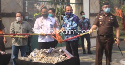 Kejari Sidoarjo Musnahkan 30,9 Kilogram Sabu-Sabu dan Ribuan Rokok Tanpa Cukai
