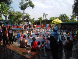 Wisata Kolam Renang Jedongcangkring Dipadati Ribuan Pengujung