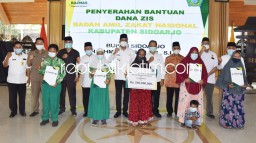 BAZNAS Sidoarjo Serahkan Bantuan Dana ZIS Senilai Rp 240 Juta