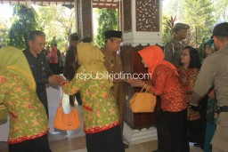 Giliran Tenaga Pendidik dan Medis yang Bermaaf-Maafan dengan Bupati Sidoarjo