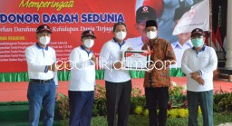 Bupati Sidoarjo Beri Piagam untuk Pendonor Plasma Konvalesen 20 Kali