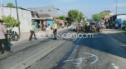 Yamaha Vixion Tabrak Honda Scoopy di Kandangan Krembung, Seorang Tewas Seorang Terluka Dilarikan Rumah Sakit