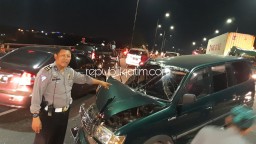 Hendak Berlebaran ke Keluarga, Rombongan Mobil Kijang Hijau Tabrak Pembatas Jalan