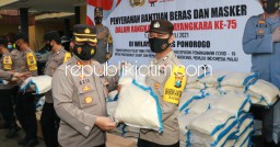 HUT Bhayangkara Ke 75, Polres Ponorogo Bagikan 6 Ton Beras dan 4.000 Masker Bagi Warga Terdampak Covid-19