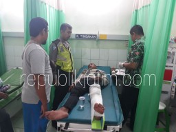 Trobos Lampu Merah, Pasutri Terluka Disambar Xenia 