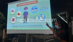 Kreatif, Ketua RW 06 Sidorejo Krian Ajak Warga Nobar Layar Tancap Edukasi Pandemi Covid-19 dan Protokol Kesehatan