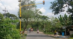 Pasang Lampu Peringatan, Kemenhub Beri Rasa Aman untuk Pengguna Jalan Raya di Ponorogo
