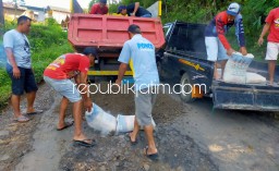 Modal Uang Urunan, Sopir Perbaiki Jalan Rusak Parah Jalur Alternatif Ponorogo - Trenggalek