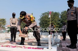 Jelang Hari Bhayangkara Ke-74, Kapolresta Sidoarjo Pimpin Ziarah TMP