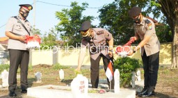 Jelang Hari Bhayangkara ke 75, Polresta Sidoarjo Ziarah Makam Pahlawan