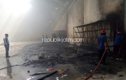 Percikan Api Las Bakar Gudang PT Pusaka di Gedangan