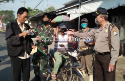 Jajaran Forkopimka Wonoayu Bagikan 1.000 Masker ke Pengguna Jalan Raya