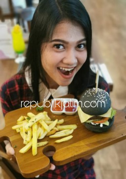 Black Burger Ala Fave Hotel Kota Delta Digemari Konsumen dan Dipercaya Sebagai Detoks Racun