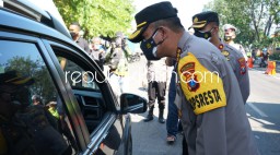 Kapolresta Sidoarjo Cek Pembatasan Mobilitas di Perbatasan Sidoarjo - Pasuruan