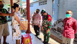 Bansos Diberikan Forkopimka Krian Ke Warga Terdampak Covid-19 Secara Door To Door