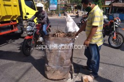 Gorong-Gorong Perempatan Bancar Ponorogo Berlubang Ditutupi Tong, Bahayakan Pengguna Jalan