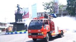 Cegah Penyebaran Covid-19, Jalan Protokol di Ponorogo Disemprot Disinfektan Gunakan Mobil PMK