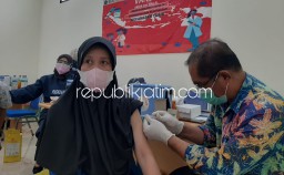 Kepala Puskesmas Tarik Ikut Bantu Tenaga Medis Suntik Vaksin Covid-19 untuk Warga Klantingsari