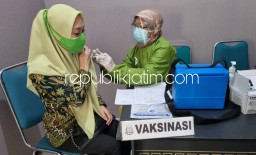 Kejari Ponorogo Gelar Vaksin, Ratusan Warga Antre Vaksinasi Gratis