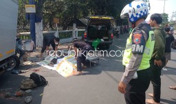 Ban Meletus, Sopir Mobil Pikup L 300 Tewas Tabrak Tiang Reklame JL Raya Taman Sidoarjo