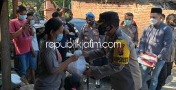 Kapolresta Sidoarjo Turun Bagikan Daging Kurban Door To Door ke Warga Terdampak Pandemi Covid-19