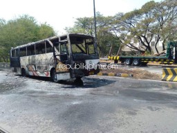 Korsleting, Bus AKAS Ludes Terbakar di Pintu Masuk Tol Porong - Sidoarjo
