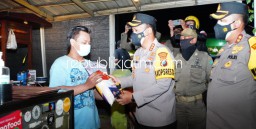 Kapolresta Sidoarjo Pimpin Patroli Skala Besar Sambil Bagikan 950 Paket Bansos