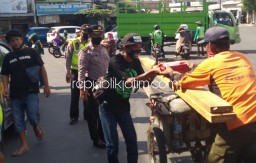 Ajak Terapkan Protokol Kesehatan, Polisi dan Bonek Waru Bagi-Bagi Masker dan Nasi Bungkus