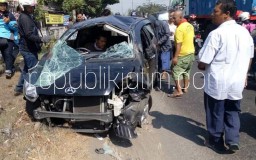 Sopirnya Ngantuk, Ayla Ringsek Berat Tabrak Drum Pembatas Jalan