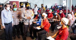 Kapolda Jatim Tinjau Vaksinasi 2.000 Pekerja di PT Santos Jaya Abadi di Taman Sidoarjo