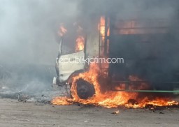 Korsleting Listrik, Dua Truk Parkir di Dekat SPBU Sidomojo Krian Terbakar