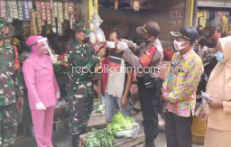 Forkopimka di Sidoarjo Serentak Blusukan Bagi-Bagi Masker