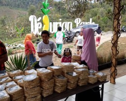 DeDurian Park Jombang Bagikan Daging Kurban Gunakan Daun dan Besek