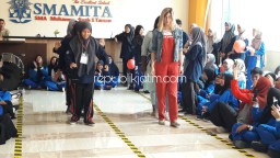 Mahasiswa Yunani Juarai Lomba Masukkan Bolpoint ke dalam Botol di Smamita
