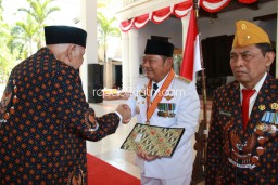 Bupati Sidoarjo Raih Medali 9 Windu Kejuangan Kemerdekaan RI
