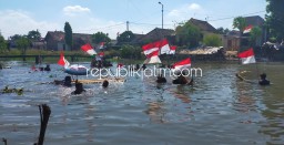 Puluhan Arek Kraton Krian Meriahkan 17 Agustus 2021 dengan Kibarkan Bendera Susuri Sungai 1,5 Kilometer