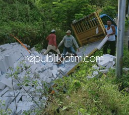 Tak Kuasai Medan, Truk Sarat Muatan Bata Ringan Mundur Ditanjakan Masuk Parit