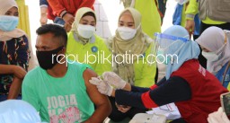 Sejam Naik Perahu, Istri Bupati Bagi Sembako dan Vaksinasi Warga Kampung Terpencil di Sidoarjo