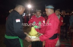 Malam 1 Suro, Ratusan Pendekar di Ponorogo Gelar Tahlil 1.000 Obor Dan Takir