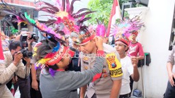 Kapolresta Sidoarjo Rayakan Ultah Anak Papua dengan Menari Sajojo