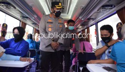 Kapolresta Sidoarjo Pantau Vaksinasi Keliling Bagi Ratusan Warga dan Penghuni Apartemen Tambakoso
