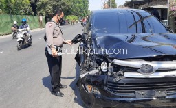 Innova Seruduk Dua Motor di Balongbendo, Lima Korban Terluka Dilarikan Rumah Sakit