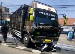 Tabrakan Beruntun, Motor Vario Tergelincir Dilindas Truk, Rush Tabrak Bak Truk