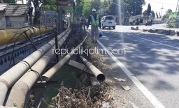 Pagar Pembatas Jalan di Perempatan Jalur Surabaya-Mojokerto Rusak Bertahun-Tahun Dibiarkan