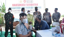 Bus Gerai Vaksin Mobile Layani Vaksinasi Covid-19 untuk Jamaah Salat Jumat di Masjid Agung Sidoarjo