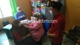 Mbak Puti Pasok 600 Dosis Vaksin Covid-19 untuk Warga Sedenganmijen Krian
