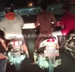 Dianggap Punya Kelainan Jiwa, Pria Bugil Bermotor Viral Saat Melintasi Rel KA Tanggulangin Sidoarjo Ditemukan Di Surabaya