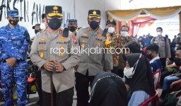 Serbuan Vaksinasi 12.000 Dosis dan 1.500 Paket Bansos Alumni AKABRI 1998 di Tambaksawah Waru